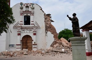 View of damages at the Church of San Vicente Ferrer following an 8.2 magnitude earthquake that hit Mexico's Pacific coast, in Juchitan de Zaragoza, state of Oaxaca on September 8, 2017. Mexico's most powerful earthquake in a century killed at least 35 people, officials said, after it struck the Pacific coast, wrecking homes and sending families fleeing into the streets. / AFP / RONALDO SCHEMIDT MEXICO-QUAKE